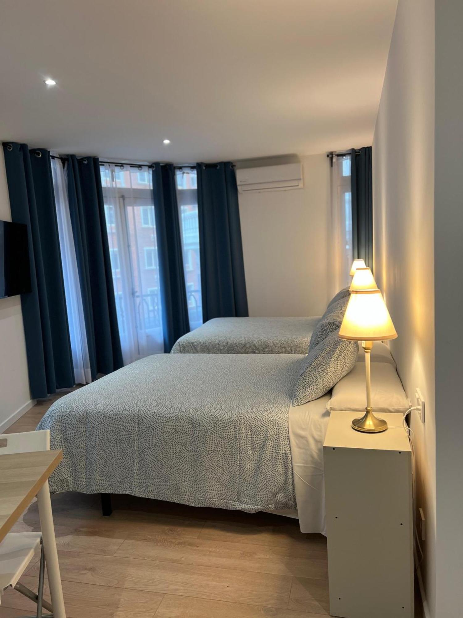 Room Plaza Espana Мадрид Екстериор снимка